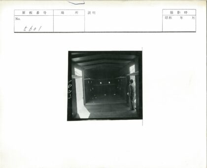 空旷木墙室内入口.jpg