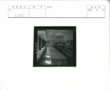 空荡室内木墙长桌窗户储物间.jpg