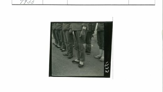 穿制服人群站脏地不同鞋款.jpg