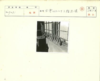 窗台泥人木条阴影.jpg