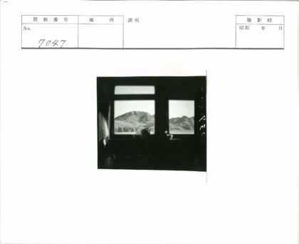 窗外山景前景模糊.jpg