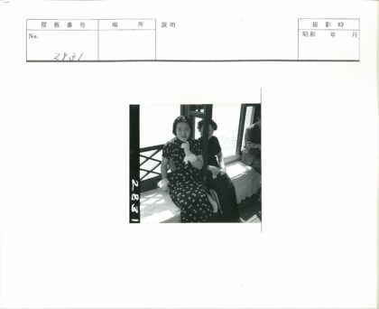 窗边戴手套的碎花裙女子.jpg