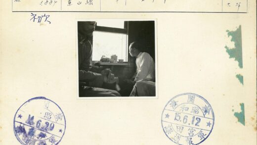 窗边茶桌对话.jpg