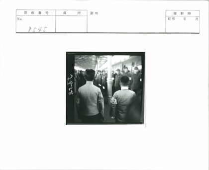 站台上戴臂章者与制服人群.jpg