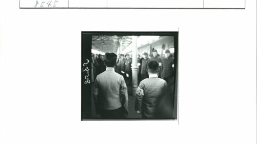站台上戴臂章者与制服人群.jpg
