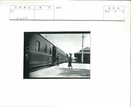 站台火车行人多云建筑.jpg