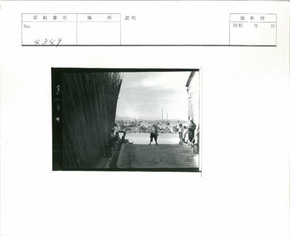 竹墙小路俯瞰晴空小镇.jpg
