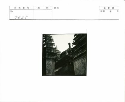 精美雕刻多层寺庙屋顶建筑.jpg