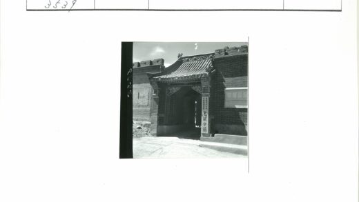 精美雕刻大门通往阳光庭院.jpg