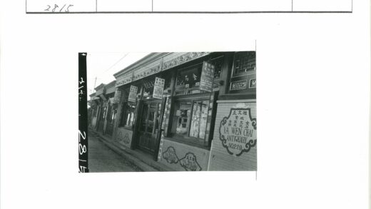 繁华商业街外文招牌橱窗展示.jpg