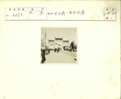 繁华街景与华丽大门前的人流车马.jpg
