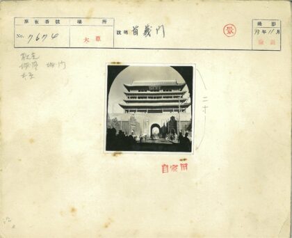 繁华街景中的传统多层建筑.jpg