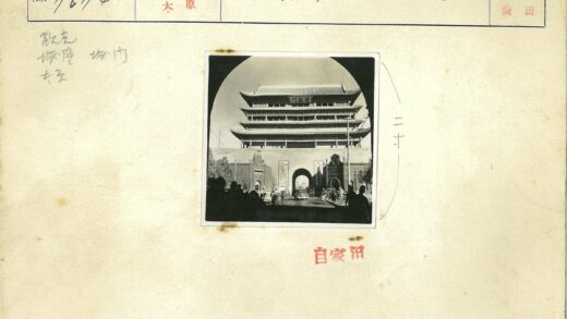 繁华街景中的传统多层建筑.jpg