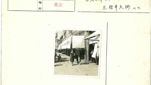 繁华街景中的母子同行.jpg