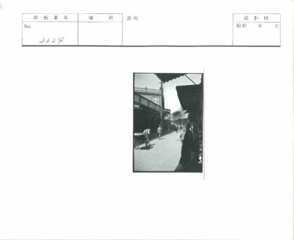 繁华街景行人车流晴空建筑.jpg