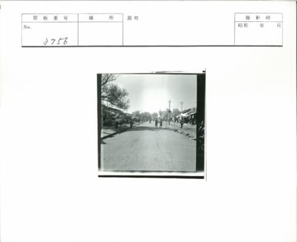 繁华街道市集与行人漫步.jpg