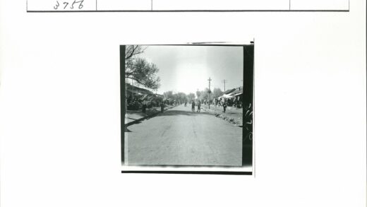 繁华街道市集与行人漫步.jpg