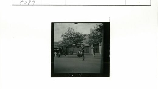 繁华街道行人自行车交通指挥.jpg