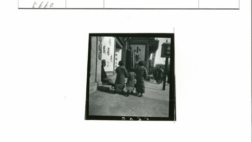 繁华街道行人走过建筑物标志.jpg