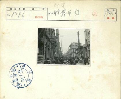 繁华街道非英语标识街景.jpg