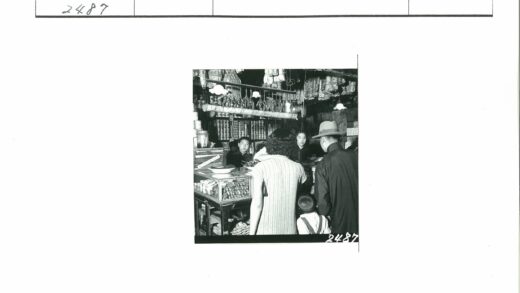 繁忙商店内景与悬挂香肠展示.jpg