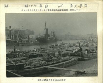 繁忙港口装卸货物场景.jpg