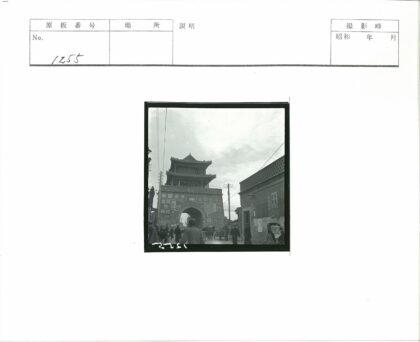 繁忙街景与多层建筑大门.jpg