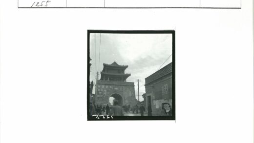 繁忙街景与多层建筑大门.jpg