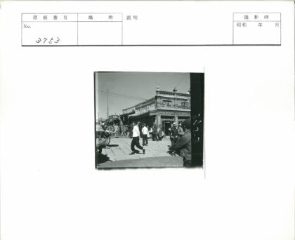 繁忙街道上的传统建筑与自行车.jpg