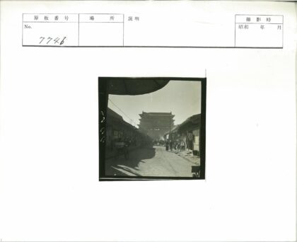 繁忙街道与大型大门历史场景.jpg