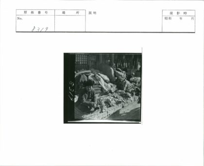 纺织品摊贩的露天市场.jpg