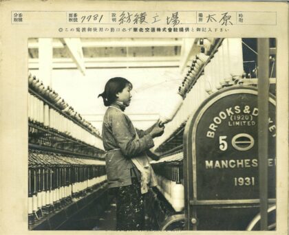 纺织女工操作机械工作场景.jpg