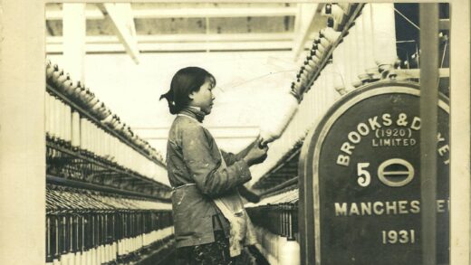 纺织女工操作机械工作场景.jpg