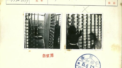 纺织工人整理纱线架.jpg