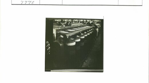 纺织工厂纺纱机与线卷实景.jpg