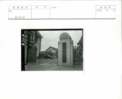 经典汽车与乡村建筑大门.jpg