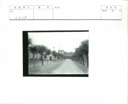 绿荫街道拱门塔楼与铁路.jpg