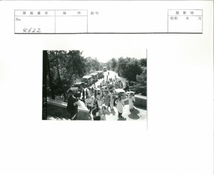 绿荫阶梯行人撑伞公交街景.jpg