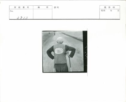 编号131背心男子拄拐杖行路.jpg