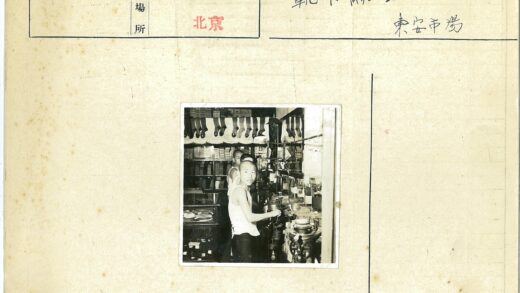 编织车间工人制作袜子工作场景.jpg