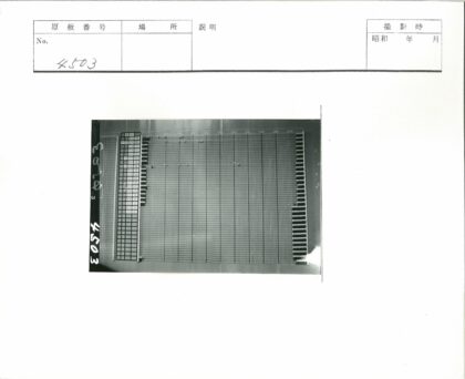网格图表数字字母标记黑白照.jpg