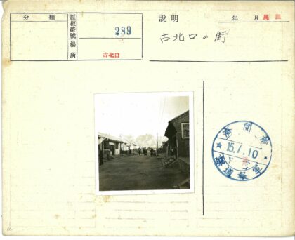 老街行人房屋与远山街景.jpg
