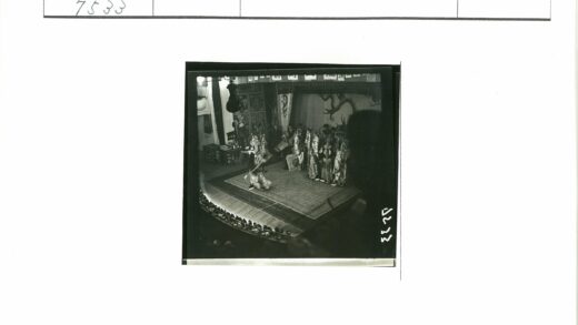 舞台表演与观众互动场景.jpg