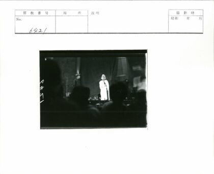 舞台表演黑白人物观众.jpg