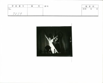 舞者聚光舞台表演.jpg