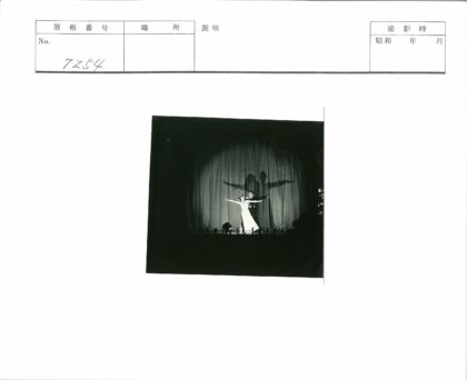 舞者聚光舞台表演.jpg
