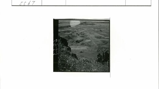 航拍田野山丘岩石景观.jpg