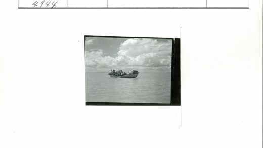 船上观云静谧水面.jpg