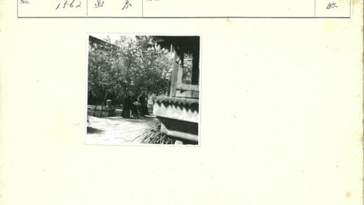 花园中两人桌边休憩.jpg