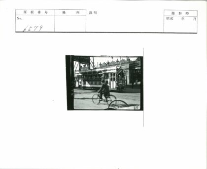 花饰电车与骑行者街景.jpg
